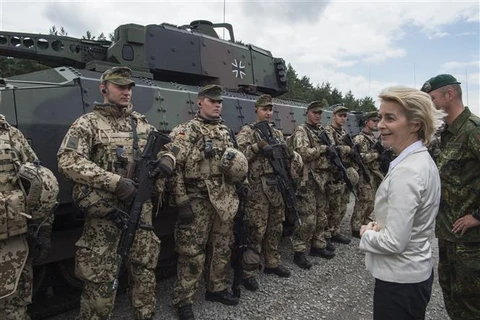 Bộ trưởng Quốc phòng Đức Ursula von der Leyen (thứ 2, phải) tới thị sát buổi huấn luyện của các binh sỹ nước này ở Neustadt am Ruebenberge ngày 29/6/2016. (Ảnh: AFP/TTXVN)