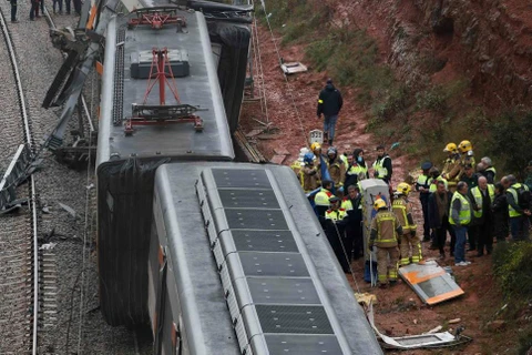 Hiện trường vụ tàu hỏa trật bánh ở Tây Ban Nha. (Nguồn: Reuters)