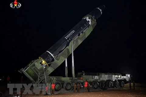 Tên lửa liên lục địa được đặt vào bệ phóng di động ở Triều Tiên, chuẩn bị cho vụ phóng năm 2017. (Nguồn: YONHAP/TTXVN)