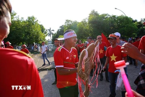 Cổ động viên, người hâm mộ Việt Nam tới sân Thuwunna đã sẵn sàng tiếp lửa cho đội tuyển Quốc gia Việt Nam. (Ảnh: Trọng Đạt/TTXVN)
