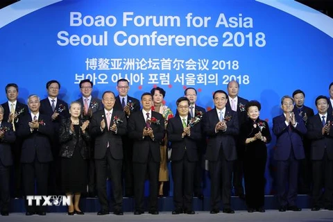Các đại diện chụp ảnh chung tại Diễn đàn châu Á Bác Ngao 2018 khu vực Đông Bắc Á ở Seoul (Hàn Quốc) ngày 20/11/2018. (Ảnh: YONHAP/TTXVN)