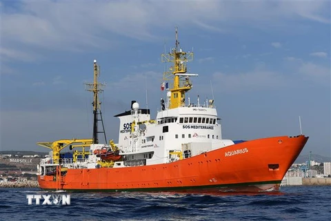 Tàu cứu hộ Aquarius của Pháp rời khỏi cảng Marseille, miền đông nam nước này ngày 1/8. (Ảnh: AFP/TTXVN)
