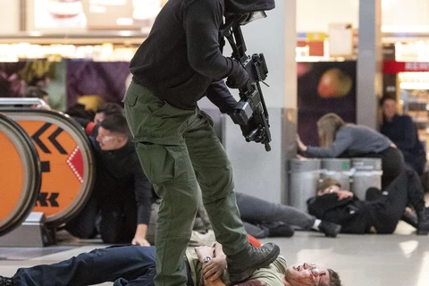 Cảnh sát Đức diễn tập chống khủng bố tại sân bay. (Nguồn: AP)