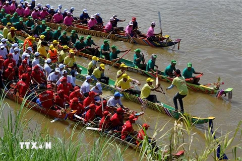 Các đội tham gia Lễ hội Đua thuyền truyền thống Bon Om Touk ở Phnom Penh ngày 21/11. (Ảnh: AFP/TTXVN)