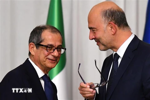 Bộ trưởng Kinh tế Italy Giovanni Tria (trái) trong cuộc họp báo chung với Ủy viên về các vấn đề kinh tế của Liên minh châu Âu Pierre Moscovici tại Rome ngày 18/10/2018. (Ảnh: AFP/TTXVN)