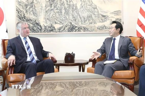 Trưởng đoàn đàm phán 6 bên về vấn đề hạt nhân Triều Tiên của Hàn Quốc Lee Do-hoon (phải) và đặc phái viên Mỹ phụ trách chính sách Triều Tiên Stephen Biegun (trái) tại cuộc gặp ở Seoul,Hàn Quốc ngày 29/10. (Ảnh: YONHAP/TTXVN)