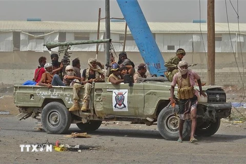 Lực lượng ủng hộ Chính phủ Yemen tại khu vực ngoại ô Hodeida ngày 9/11. (Ảnh: AFP/TTXVN)