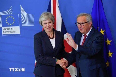 Chủ tịch Ủy ban châu Âu Jean-Claude Juncker (phải) và Thủ tướng Anh Theresa May tại hội nghị thượng đỉnh EU ở Brussels, Bỉ ngày 17/10/2018. (Ảnh: AFP/TTXVN)