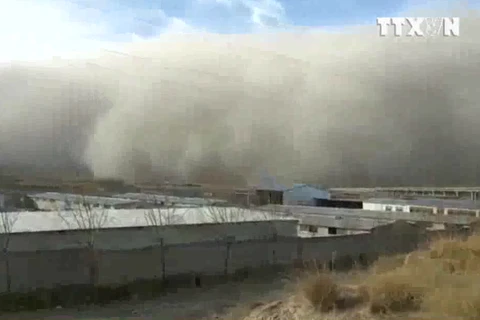 [Video] Trung Quốc: Bão cát như sóng thần nuốt chửng cả một huyện 