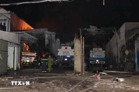 Hiện trường vụ cháy, có khoảng 4 – 5 chiếc xe bồn đã bị bắt lửa. (Ảnh: Phan Sáu/TTXVN)