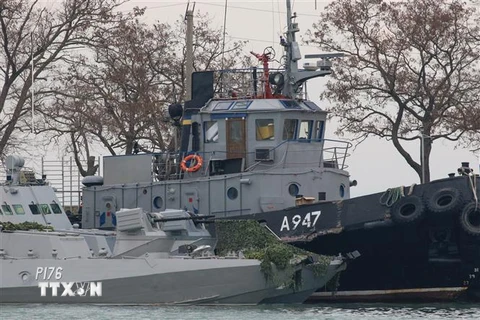 Tàu quân sự Ukraine bị lực lượng biên phòng trực thuộc FSB bắt giữ tại cảng Kerch ngày 26/11/2018. (Ảnh: AFP/TTXVN)