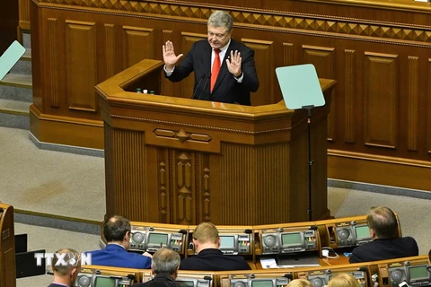 Tổng thống Ukraine Petro Poroshenko (giữa) phát biểu tại phiên họp Quốc hội ở Kiev ngày 26/11/2018. (Ảnh: AFP/TTXVN)