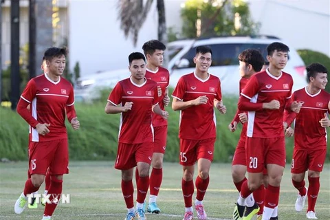 Các tuyển thủ Việt Nam chạy khởi động trước buổi tập chiều 29/11. (Ảnh: Hoàng Linh/TTXVN)
