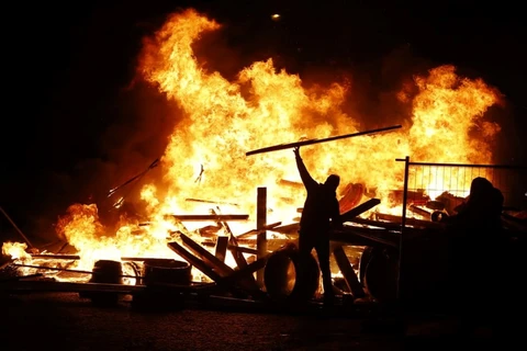 Người biểu tình lấy củi ra đốt cháy tại Đại lộ Champs-Élysées ngày 17/11. (Nguồn: AFP)