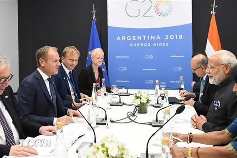 Thủ tướng Ấn Độ Narendra Modi (thứ 2 phải), Chủ tịch Hội đồng châu Âu Donald Tusk (thứ 2 trái) , Chủ tịch Ủy ban châu Âu Jean-Claude Juncker (trái) tại cuộc gặp ở Buenos Aires, Argentina. (Ảnh: AFP/TTXVN)