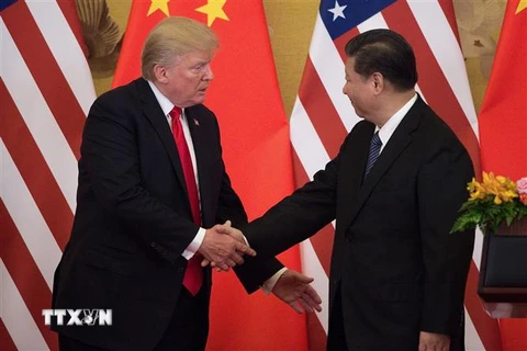 Chủ tịch Trung Quốc Tập Cận Bình (phải) và Tổng thống Mỹ Donald Trump duyệt trong cuộc họp báo chung tại Bắc Kinh (Trung Quốc) ngày 9/11/2017. (Ảnh: AFP/ TTXVN)
