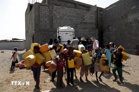 Trẻ em chờ lấy nước tại một điểm phân phối nước ở Hodeidah, Yemen. (Ảnh: THX/TTXVN)