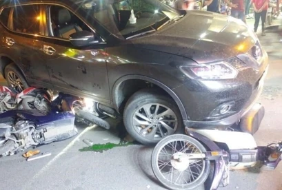 Ôtô 'điên' cuốn hàng loạt xe máy vào gầm, 4 người bị thương