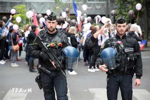 Cảnh sát Pháp tuần tra trên đại lộ Champs-Elysee ở thủ đô Paris. (Ảnh: AFP/TTXVN)