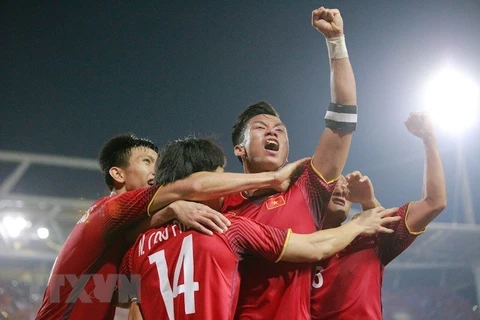 Niềm vui khi tuyển Việt Nam chiến thắng Philippines. (Nguồn: TTXVN)