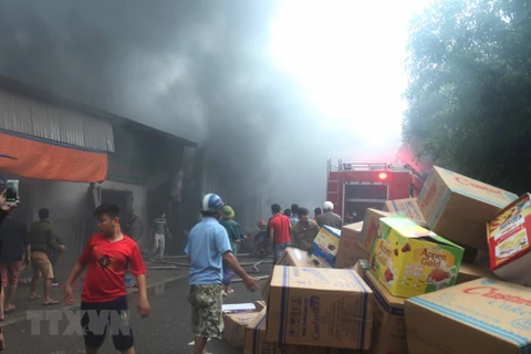[Video] Nỗ lực dập tắt đám cháy lớn tại kho hàng gần chợ Vinh