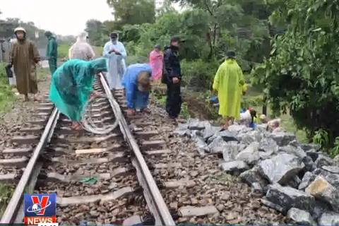 [Video] Hệ thống đường sắt Nam-Bắc tê liệt vì sạt lở sau mưa lớn