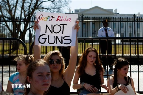 Sinh viên tuần hành yêu cầu kiểm soát súng đạn tại Washington DC., ngày 21/2. (Nguồn: THX/TTXVN)