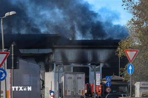 Khói bốc lên từ hiện trường vụ hỏa hoạn tại nhà máy xử lý rác thải ở Rome, Italy ngày 11/12/2018. (Ảnh: AFP/TTXVN)