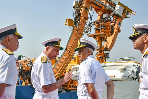 Đô đốc Sunil Lanba, Tham mưu trưởng Hải quân, và Phó Đô đốc Girish Luthra trong buổi ra mắt hệ thống cứu hộ tàu ngầm, tại Xưởng đóng tàu hải quân Mumbai. (Nguồn: PTI)