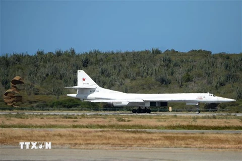 Máy bay ném bom Tupolev TU-160 của Nga hạ cánh tại sân bay quốc tế Maiquetia, phía bắc Caracas, Venezuela ngày 10/12/2018. (Ảnh: AFP/TTXVN)
