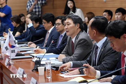 Trưởng đoàn đàm phán Hàn Quốc Chang Won-sam (thứ 3, phải) và Trưởng đoàn đàm phán Mỹ Timothy Betts trong cuộc gặp tại Washington DC., ngày 19/9/2018. (Ảnh: YONHAP/TTXVN)