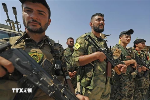 Các tay súng nhóm Các lực lượng Dân chủ Syria (SDF) triển khai tại thị trấn Shadadi, đông bắc Syria. (Ảnh: AFP/TTXVN)