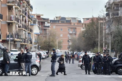 Cảnh sát Italy tuần tra tại Ostia. (Nguồn: AFP/TTXVN)