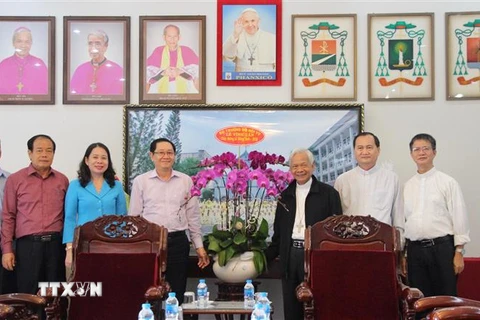 Đoàn công tác Bộ Nội vụ chụp ảnh lưu niệm với các giám mục tại Toà giám mục Long Xuyên, tỉnh An Giang. (Ảnh: Thanh Sang/TTXVN)