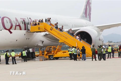 Hành khách đến từ chuyến bay đầu tiên khai trương đường bay mới Doha-Đà Nẵng. (Ảnh: Trần Lê Lâm/TTXVN)