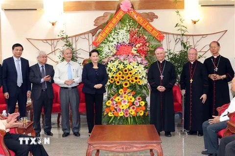 Chủ tịch Quốc hội Nguyễn Thị Kim Ngân tặng hoa chúc mừng Giám mục Giáo phận Xuân Lộc Đinh Đức Đạo. (Ảnh: Trọng Đức/TTXVN)