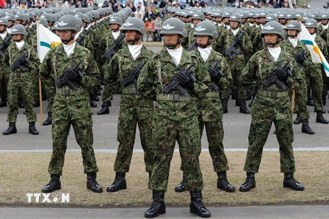 Binh sỹ thuộc GSDF trong cuộc diễu binh tại căn cứ quân sự Asaka, Tokyo, Nhật Bản. (Ảnh: AFP/TTXVN)