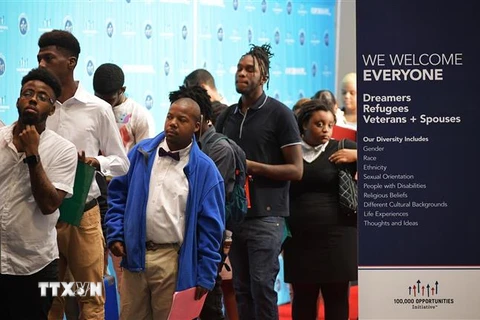 Người dân tham gia hội chợ việc làm tại Washington DC., Mỹ. (Ảnh: AFP/TTXVN)