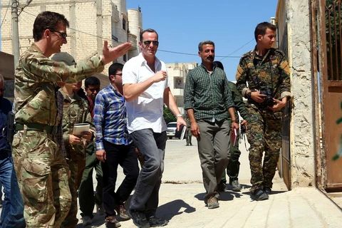 Ông Brett McGurk, đặc phái viên về liên minh chống IS (áo trắng, giữa) tại Tabqa, Syria hồi năm ngoái. (Nguồn: Getty)