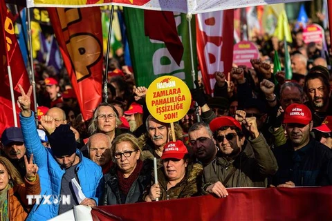 Biểu tình phản đối giá cả sinh hoạt leo thang tại Istanbul ngày 22/12. (Ảnh: AFP/TTXVN)