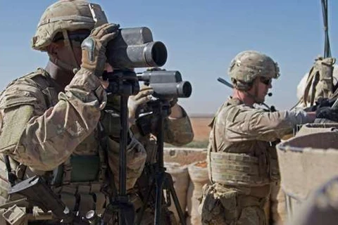 Các binh sỹ Mỹ giám sát khu vực trong một cuộc tuần tra chung kết hợp ở Manbij, Syria vào ngày 1/11/2018. (Nguồn: gulf-times.com)