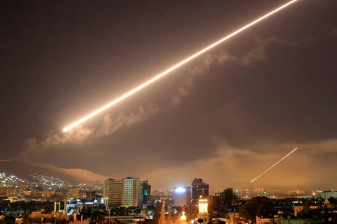 Hỏa lực tên lửa đất đối không thắp sáng bầu trời Damascus khi Mỹ tiến hành cuộc tấn công vào Syria, ngày 14/4/2018. (Nguồn: AP)