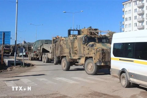 Đoàn xe quân sự Thổ Nhĩ Kỳ được triển khai tại tỉnh Kilis, giáp biên giới với Syria, ngày 24/12/2018. (Ảnh: THX/TTXVN)