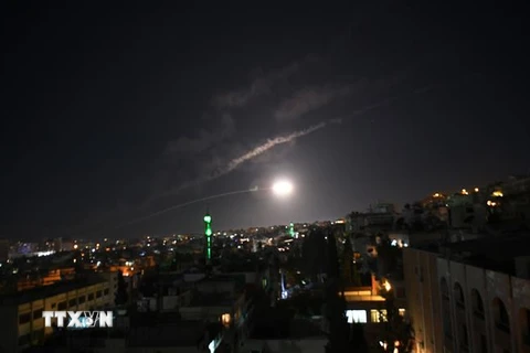 Hệ thống phòng không Syria đánh chặn vụ tấn công bằng tên lửa trên bầu trời Damascus, tối 25/12/2018. (Ảnh: THX/TTXVN)