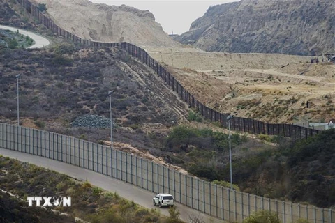 Bức tường biên giới với Mexico tại San Ysidro, California, Mỹ. (Ảnh: AFP/TTXVN)