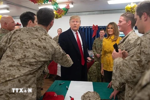Tổng thống Mỹ Donald Trump (giữa) trong chuyến thăm căn cứ không quân Al Asad ở Iraq ngày 26/12/2018. (Ảnh: AFP/ TTXVN) 
