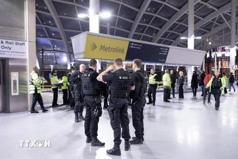 Cảnh sát Anh phong tỏa nhà ga Victoria ở Manchester sau vụ tấn công bằng dao tối 31/12/2018. (Ảnh: The Telegraph/TTXVN)