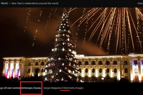 Bức ảnh của CNN có chú thích "Pháo hoa tỏa sáng ở trung tâm Simferopol, Nga" (Nguồn: Twitter)