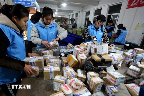 Công nhân đóng gói hàng hóa tại một công ty chuyển phát ở tỉnh Giang Tô, miền đông Trung Quốc ngày 12/12/2018. (Ảnh: THX/TTXVN)