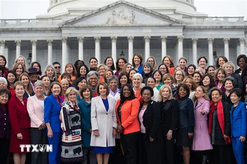 Chủ tịch Hạ viện Mỹ Nancy Pelosi (giữa) và các nữ nghị sĩ Quốc hội khóa 116 thuộc đảng Dân chủ chụp ảnh chung bên ngoài Tòa nhà Quốc hội ở Washington, DC, ngày 4/1/2019. (Ảnh: AFP/ TTXVN)